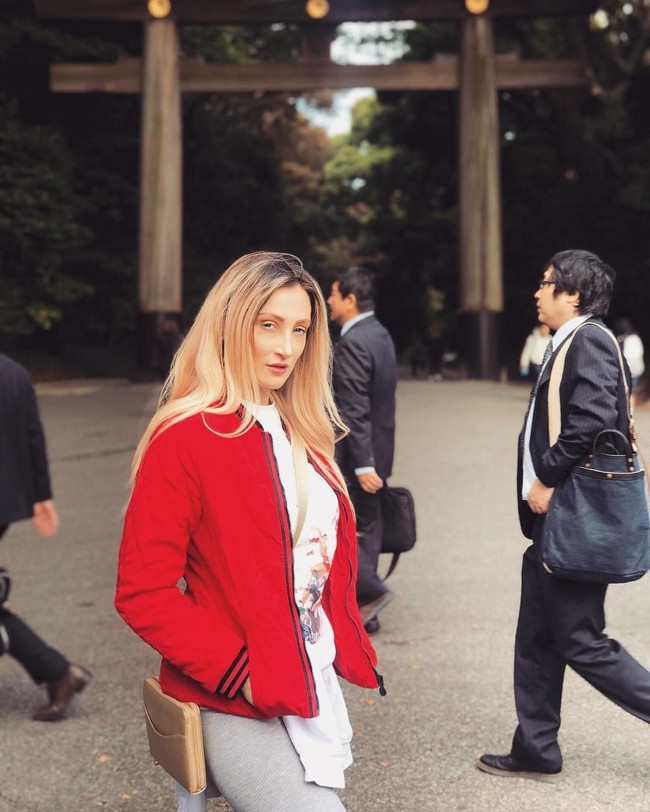 Holly tampaknya terpesona dengan penampilan pria Asia yang sebelumnya jarang dilihat di keseharian. Wanita yang pernah menjadi model Playboy tersebut tertarik dengan pria Asia setelah mempelajari budaya Asia di bangku kuliah. Foto: Instagram @hollytwolf