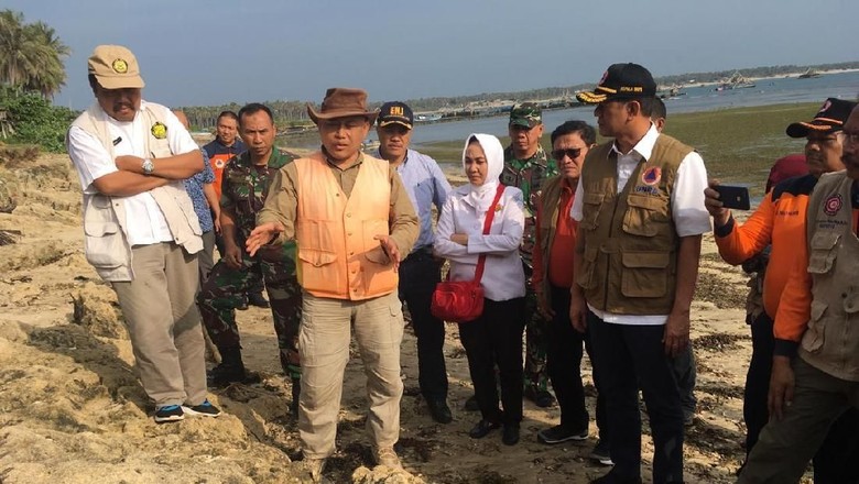 Peneliti Tunjukan Koral di Pantai Tanda Rawan Tsunami kepada Kepala BNPB Peneliti Tunjukan Koral di Pantai Tanda Rawan Tsunami kepada Kepala BNPB