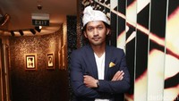 Penampilan Ibnu Jamil semakin disempurnakan dengan ikat kepala khas Bali. Awas, tatapannya bikin naksir! Foto: Ibnu Jamil (Ismail/detikHOT)
