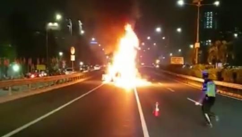 Mobil Terbakar di Tol Depan Balai Kartini, Lalin Padat Mobil Terbakar di Tol Depan Balai Kartini, Lalin Padat