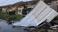 Ratusan rumah rusak akibat tersapu angin puting beliung. Rumah tersebut berada di tiga desa wilayah Kecamatan Rancaekek, Kabupaten Bandung, Jawa Barat.