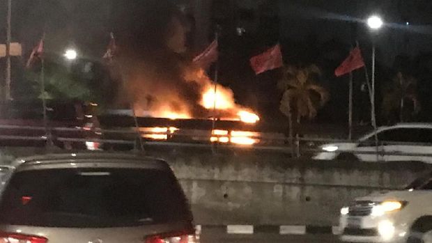 Mobil Terbakar di Tol Depan Balai Kartini, Lalin Padat