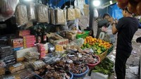 Usai berlibur di Malino, tidak lengkap rasanya jika traveler tak singgah di pasar tradisional Malino yang menjajakan aneka makanan, buah dan sayuran segar khas kota tua itu. (Muhammad Bakri/detikTravel)