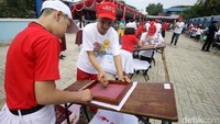Proses mencetak kertas.