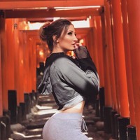 Setelah jatuh cinta dengan budaya Asia, Holly Wolf mulai berkunjung ke beberapa negaranya, seperti Korea, Thailand, Filipina, dan Indonesia. Ia juga berencana untuk datang ke negara-negara lain. Beberapa waktu lalu, Holly pun liburan ke Jepang. Foto: Instagram @hollytwolf