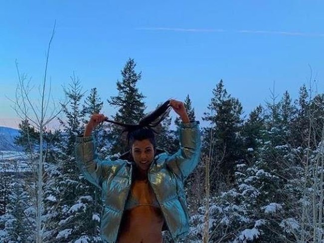 Kourtney Kardashian mengikuti pose yang dilakukan Kendall. Copied Kendall, tulis Kourtney singkat seminggu setelahnya. Foto: Dok. Instagram