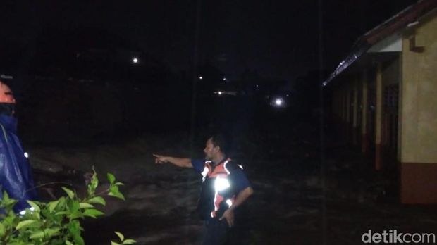 SMK Siliwangi terendam air luapan sungai Cibandung Sukabumi (Foto: Istimewa)