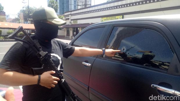 Polisi menunjukkan lubang bekas tembakan