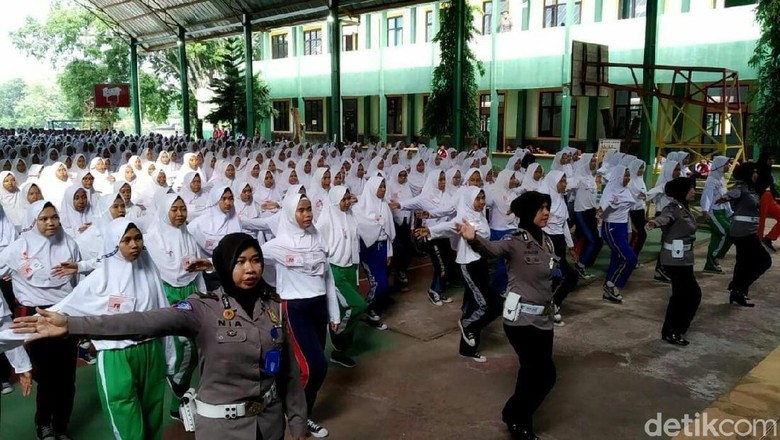 Ribuan Milenial di Cirebon Komitmen Tertib Berlalu Lintas Ribuan Milenial di Cirebon Komitmen Tertib Berlalu Lintas