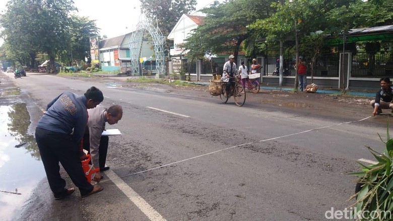 Bus Tabrak Motor, Suami dan Anak Selamat, Istri Tewas Bus Tabrak Motor, Suami dan Anak Selamat, Istri Tewas