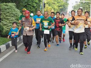 Polisi Justice League Ajak Kaum Milenial Lari Sambil Perangi Hoaks