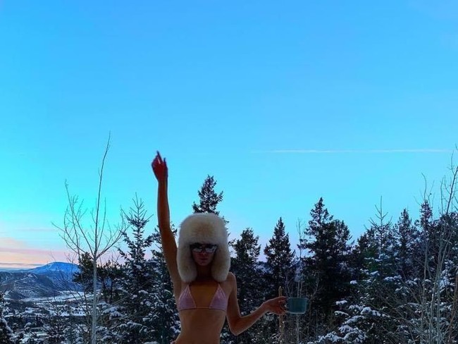 Sebulan lalu Kendall Jenner memulai tren foto Snowkini dan memamerkannya di Instagram. Model 23 tahun itu tampak penuh percaya diri berpose dengan bikini ungu di tubuhnya dan topi hangat berbulu. Foto: Dok. Instagram