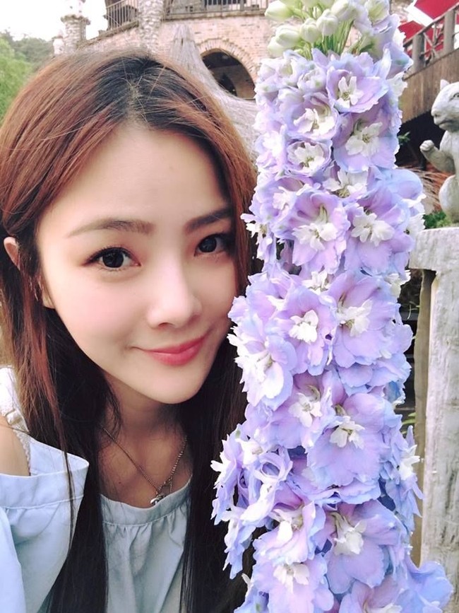 Benar saja, setelah Vivi yang berpenampilan seksi bertugas melayani para pembeli, pembeli langsung mengantre yang kebanyakan adalah lelaki. Saking banyaknya peminat, keuntungan warung tersebut meningkat hingga empat kali lipat. Foto: Facebook Vivi