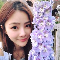 Benar saja, setelah Vivi yang berpenampilan seksi bertugas melayani para pembeli, pembeli langsung mengantre yang kebanyakan adalah lelaki. Saking banyaknya peminat, keuntungan warung tersebut meningkat hingga empat kali lipat. Foto: Facebook Vivi