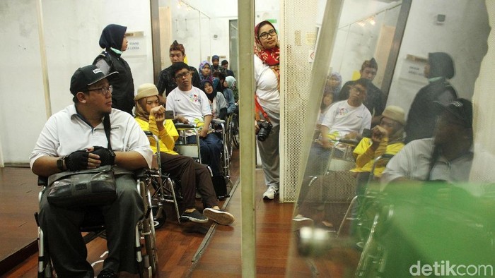 Para penyandang disabilitas berkunjung ke Museum Keramik, Kota Tua, Jakarta, Minggu (13/1/2019). Wisata edukasi yang dilaksanakan tiap bulan itu digelar oleh Jakarta Barriers Free Tourism (JBFT).