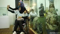 Beberapa di antara mereka foto-foto dengan latar belakang koleksi museum.
