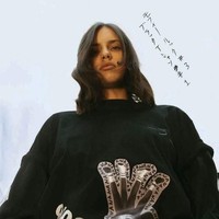 Moffy memiliki kondisi strabismus yang membuat bola matanya tidak sejajar. Di dunia fashion sendiri jarang ada model yang memiliki kondisi ini. (Foto: Instagram @moffygathornehardy)