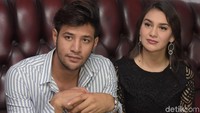 Ammar Zoni belum lama ini melamar Irish Bella di depan keluarga, teman, dan para fans. Foto: (Noel/detikHOT)