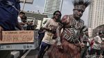Tarian Papua Warnai Aksi Korban PHK Freeport di CFD