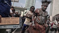 Mereka juga menggalang dana untuk korban PHK Freeport. 