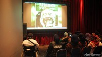 Pihak museum memperkenalkan pelukis ternama Indonesia, Affandi kepada para penyandang disabilitas lewat sebuah layar.