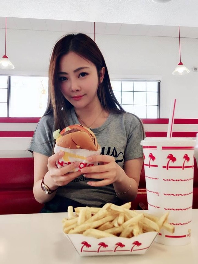 Vivi pun tampak melanjutkanya profesinya sebagai model seksi. Foto: Facebook Vivi