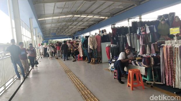 Suasana skybridge Tanah Abang. 