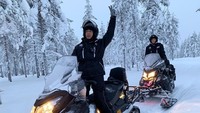 Selain main salju di taman, Nadine dan Dimas juga main Ski Doo. Tetap kompak dan mesra adalah kuncinya! (nadinelist/Instagram)