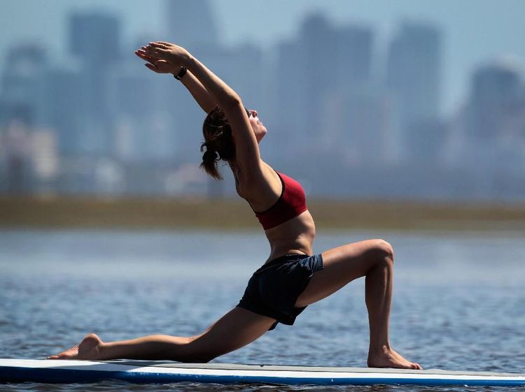 Ramai-ramai Yoga di Tengah Laut, Lebih Menantang Dibanding di Gym