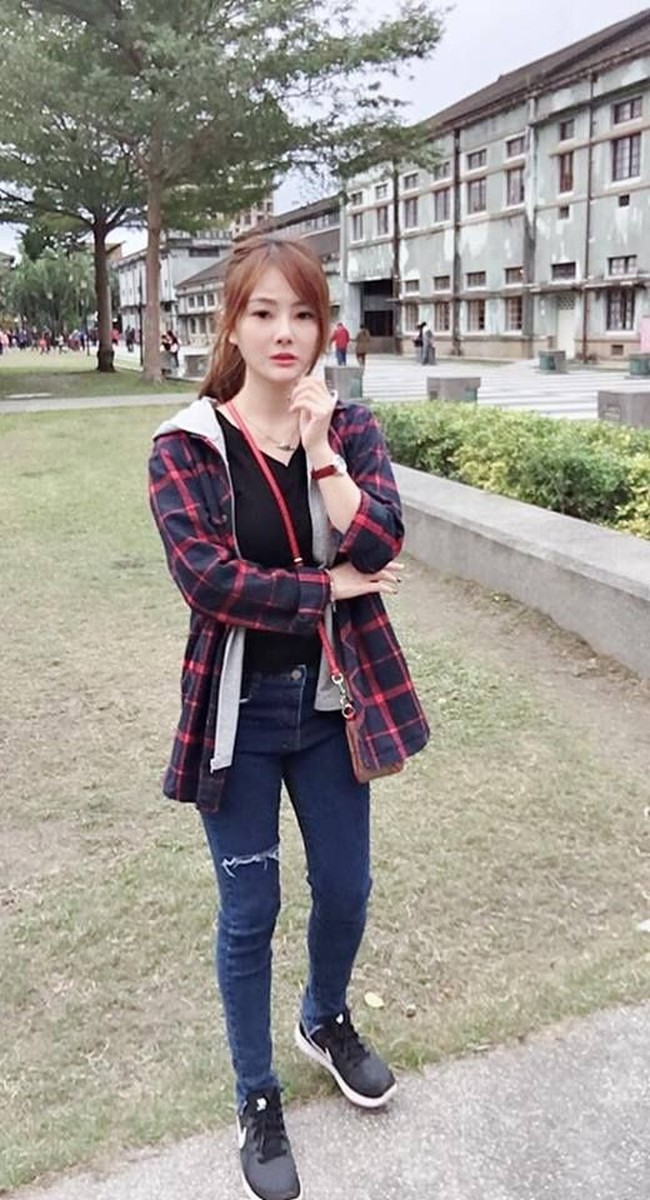 Terlihat berpenampilan sangat seksi ketika menjadi manajer toko makanan pinggir jalan sepertinya Vivi tak tampil seperti itu di keseharian. Ia lebih sering terlihat berpakaian nyaman dan kasual. Foto: Facebook Vivi