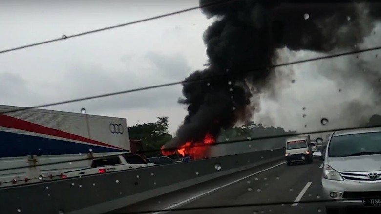 Bus Kecelakaan dan Terbakar di Km 49 Tol Cipularang Arah Bandung Bus Kecelakaan dan Terbakar di Km 49 Tol Cipularang Arah Bandung