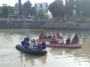 Diisi 20 Ribu Bibit Ikan Nila, Ekosistem Kalimas Diharap Meningkat