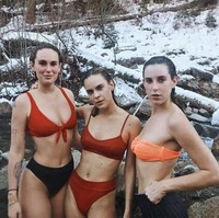 Rumer Willis dan kedua adiknya berpose dengan bikini berlatar putihnya salju. Tak tampak kedingin dari wajah ketiga anak Bruce Willis dan Demi Moore itu. Foto: Dok. Instagram