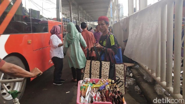 PKL Bandel Gerilya di Bawah Skybridge PKL Bandel Gerilya di Bawah Skybridge
