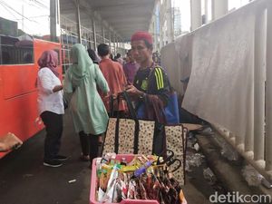 PKL Bandel Gerilya di Bawah Skybridge