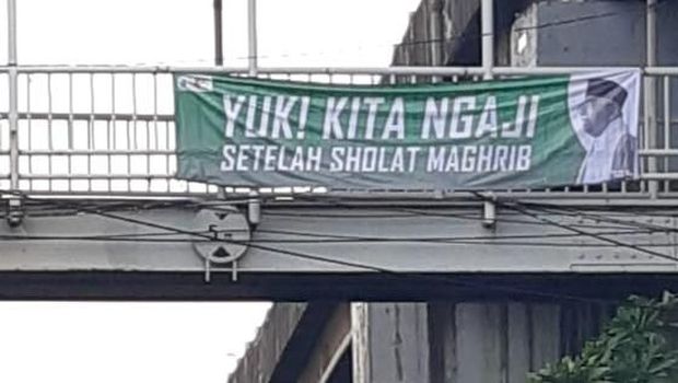Relawan KPS Tebar Spanduk Program-program Jokowi