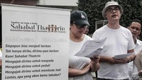 Aksi itu berlangsung di Jalan Thamrin, tepatnya di depan Starbucks. 