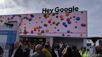 Ya, raksasa pencarian internet itu fokus pada asisten digitalnya. Karenanya Hey Google terpampang jelas. Foto: Adi Fida Rahman/detikINET