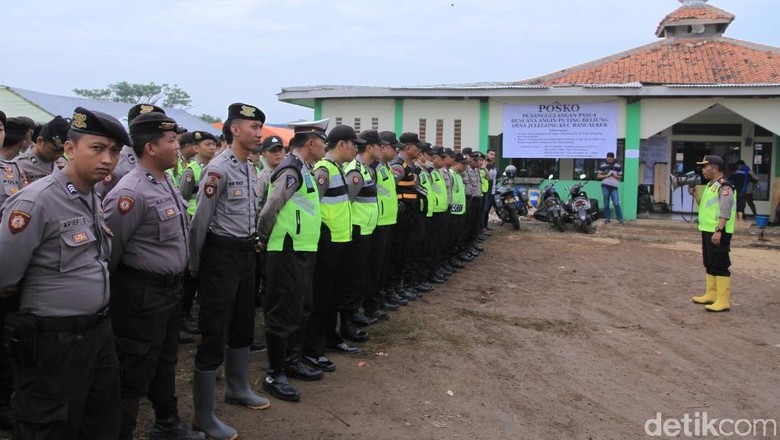 Puing-puing Bangunan Dampak Puting Beliung Mulai Dibersihkan Puing-puing Bangunan Dampak Puting Beliung Mulai Dibersihkan