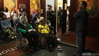 Petugas menunjukkan berbagai lukisan koleksi Museum Keramil.