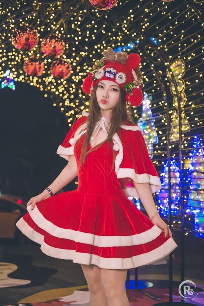 Ini adalah fotonya dengan kostum Santa seksi ketika perayaan Natal. Foto: Facebook Vivi