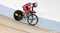 Pebalap sepeda Indonesia, Ayustina Delia Priatna bertanding di final elite women scrath yang berlangsung di Velodrome, Rawamangun, Minggu (13/1/2019).