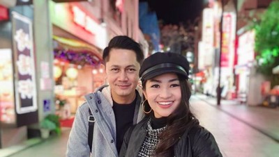 Potret Mesra Penyanyi Dangdut Fitri Carlina dengan Sang Suami