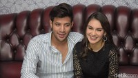 Ammar dan Irish tampil menawan dengan kemeja dan gaun berwarna hitam. Foto: (Noel/detikHOT)