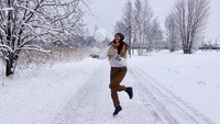 Nadine juga terlihat asyik bermain salju di Kaivopuiston Ranta. (nadinelist/Instagram)