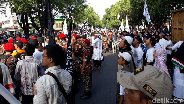 Massa Tablig Akbar PA 212 Mulai Padati Bundaran Gladag Solo Massa Tablig Akbar PA 212 Mulai Padati Bundaran Gladag Solo