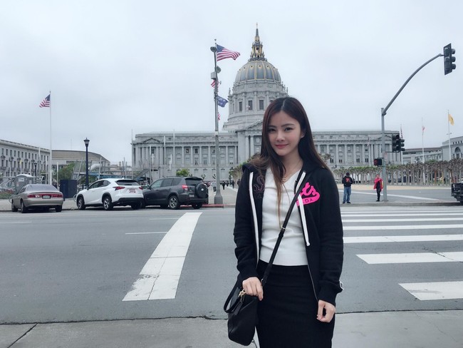 Ia juga terlihat banyak menghabiskan waktu untuk berjalan-jalan. Dalam akun Facebook-nya. Vivi juga tampak pergi ke luar negeri. Foto: Facebook Vivi