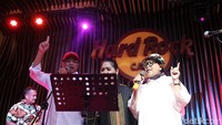 Selain Menteri Perhubungan Budi Karya Sumadi, acara tersebut juga dihadiri Menteri Luar Negeri Retno Marsudi. Kedua menteri Kabinet Kerja itu terlihat kompak bernyanyi bersama Vina Panduwinata.