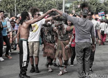 Tarian Papua Warnai Aksi Korban PHK Freeport di CFD