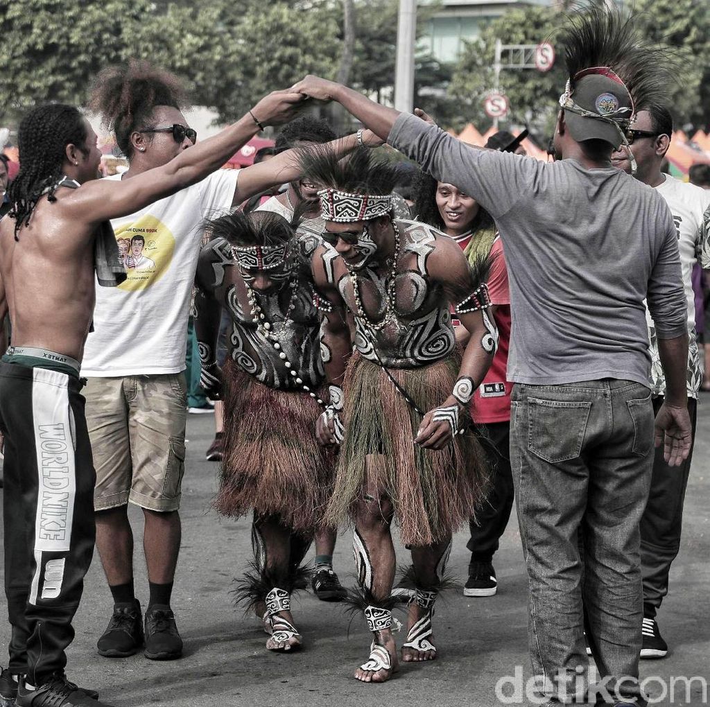 Tarian Papua Warnai Aksi Korban PHK Freeport di CFD
